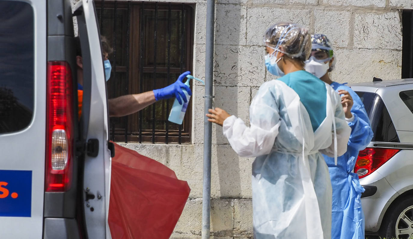 Fotos: Recogida de muestras PCR a los marineros confinados en el albergue de Solórzano