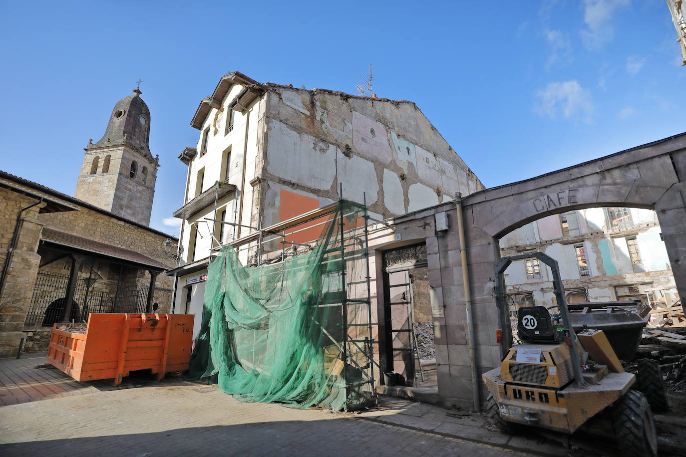 Durante los trabajos de derribo de este antiguo inmueble del número 19 de la calle San Martín quedaron al descubierto las obras que la fallecida había realizado en las paredes de su piso. Hoy ya solo queda la fachada, detrás del andamio que protege la construcción de un nuevo edificio de viviendas