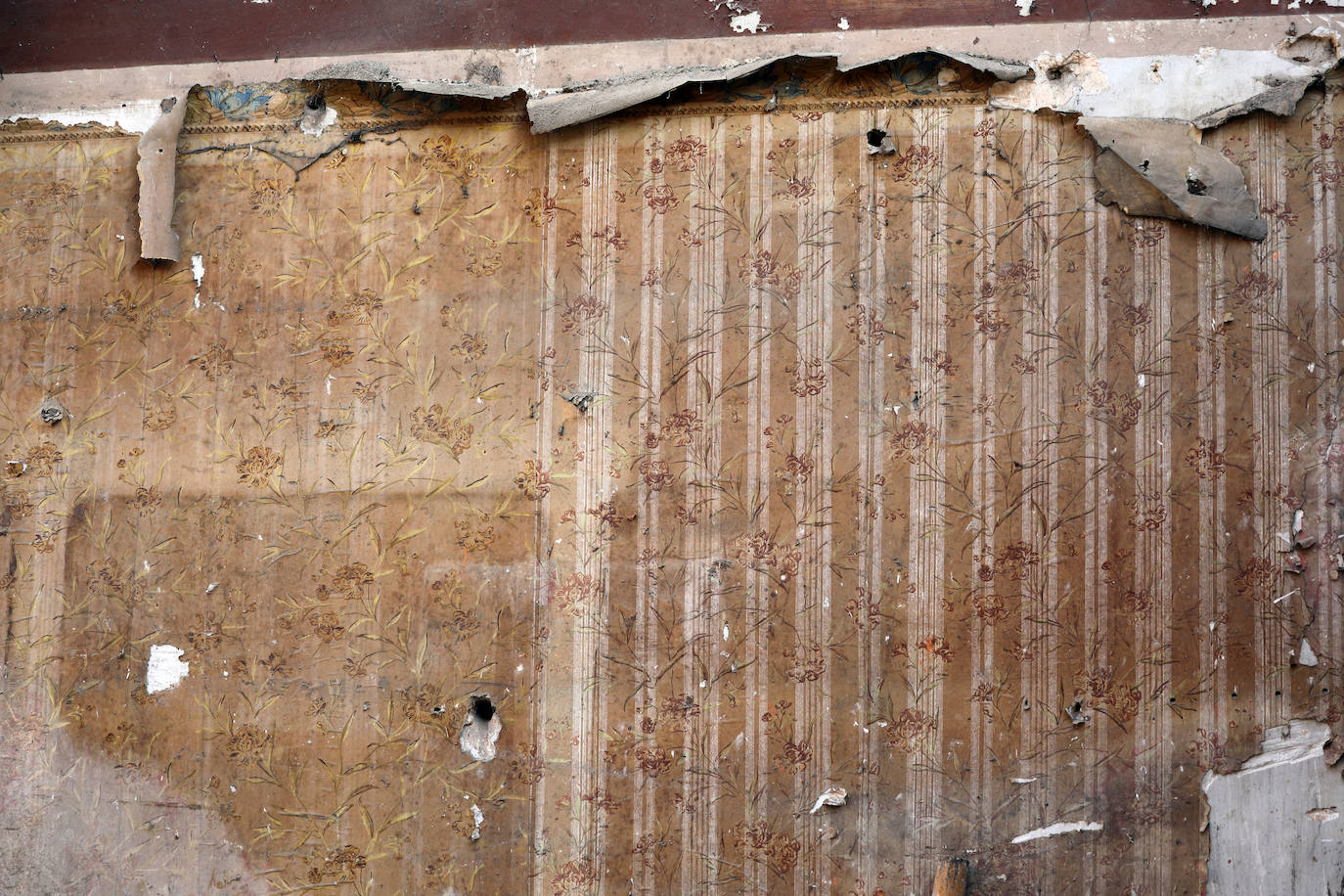 Durante los trabajos de derribo de este antiguo inmueble del número 19 de la calle San Martín quedaron al descubierto las obras que la fallecida había realizado en las paredes de su piso. Hoy ya solo queda la fachada, detrás del andamio que protege la construcción de un nuevo edificio de viviendas