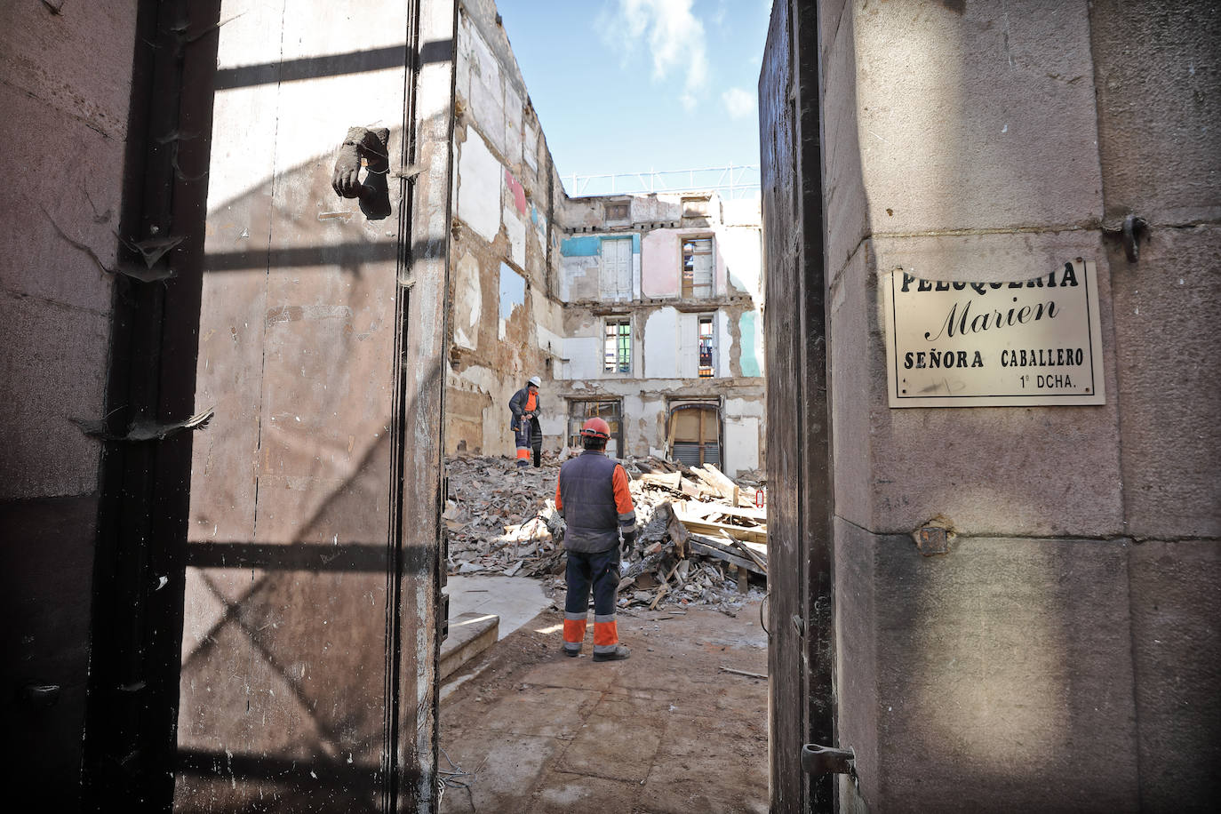 Durante los trabajos de derribo de este antiguo inmueble del número 19 de la calle San Martín quedaron al descubierto las obras que la fallecida había realizado en las paredes de su piso. Hoy ya solo queda la fachada, detrás del andamio que protege la construcción de un nuevo edificio de viviendas