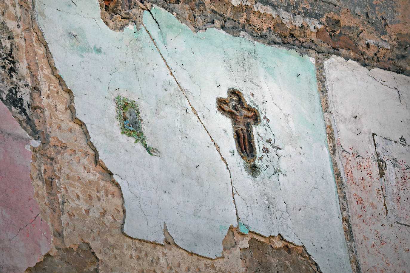 Durante los trabajos de derribo de este antiguo inmueble del número 19 de la calle San Martín quedaron al descubierto las obras que la fallecida había realizado en las paredes de su piso. Hoy ya solo queda la fachada, detrás del andamio que protege la construcción de un nuevo edificio de viviendas