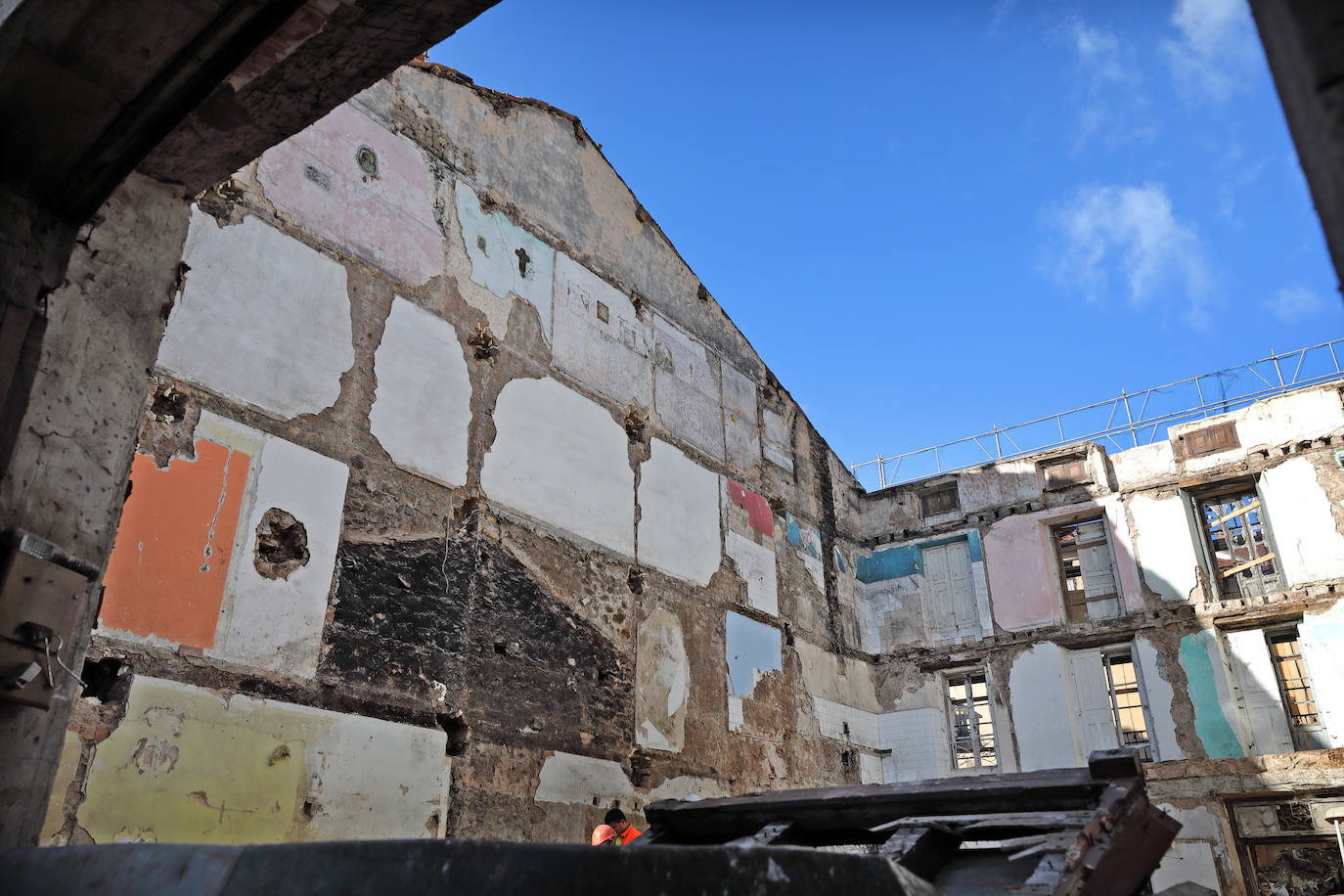 Durante los trabajos de derribo de este antiguo inmueble del número 19 de la calle San Martín quedaron al descubierto las obras que la fallecida había realizado en las paredes de su piso. Hoy ya solo queda la fachada, detrás del andamio que protege la construcción de un nuevo edificio de viviendas