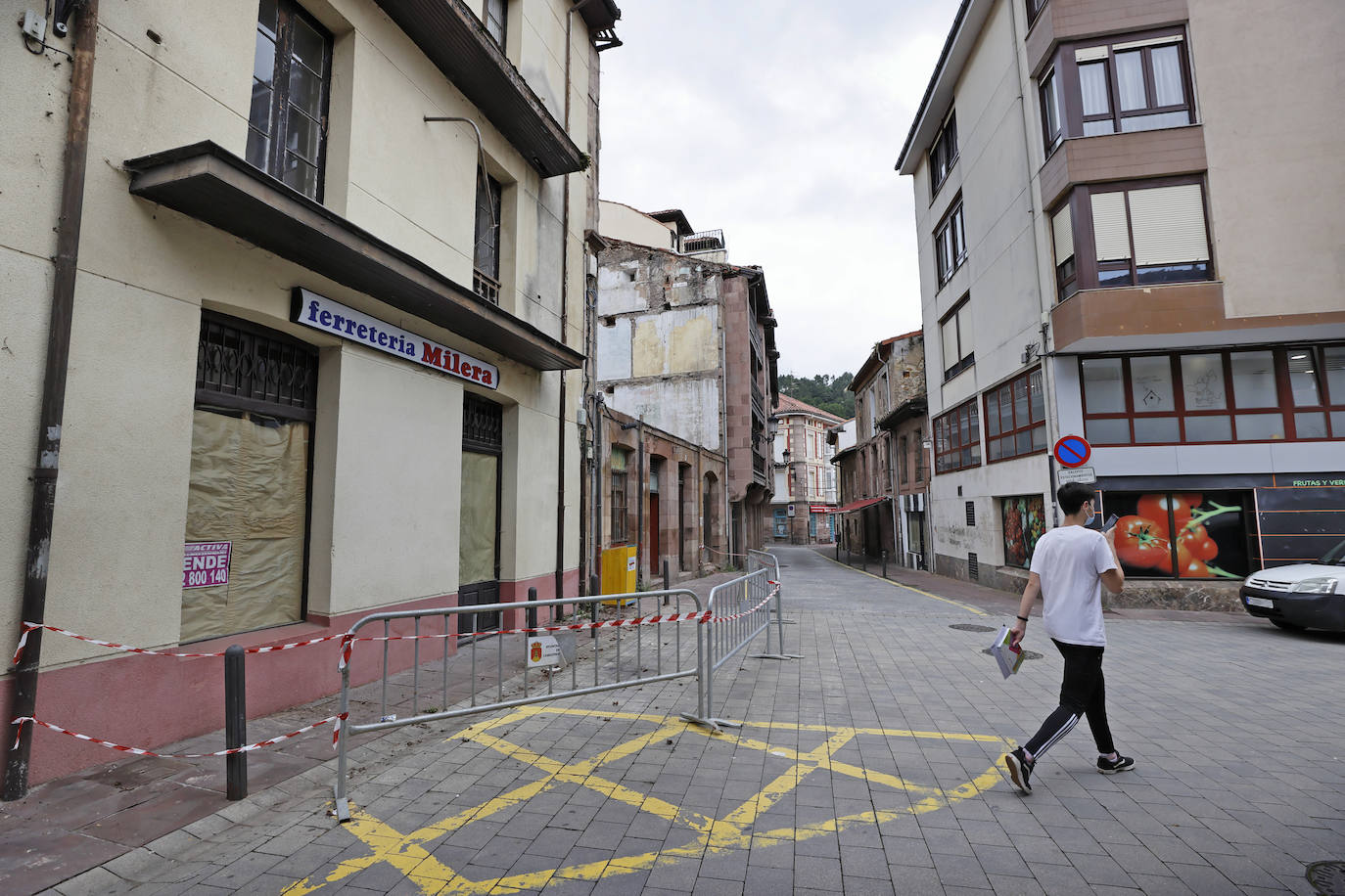 Durante los trabajos de derribo de este antiguo inmueble del número 19 de la calle San Martín quedaron al descubierto las obras que la fallecida había realizado en las paredes de su piso. Hoy ya solo queda la fachada, detrás del andamio que protege la construcción de un nuevo edificio de viviendas