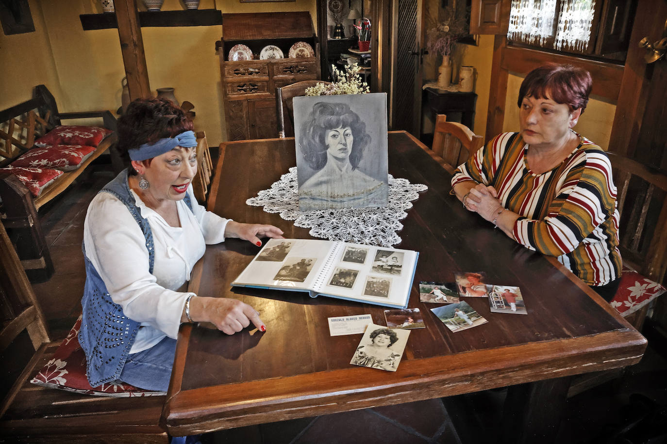 Rosi y Mariví Vélez Alonso, sobrinas de Mercedes 'La Cubicha', muestran los autorretratos, las fotos y los dibujos e ilustraciones que conservan de su tía, a la que consideran una «gran artista, adelantada a su tiempo» y una «rebelde» que se alejó de su familia pero, a pesar de su fuerte carácter, vivió «sometida» a su novio Fernando, al que consideran autor de su muerte.