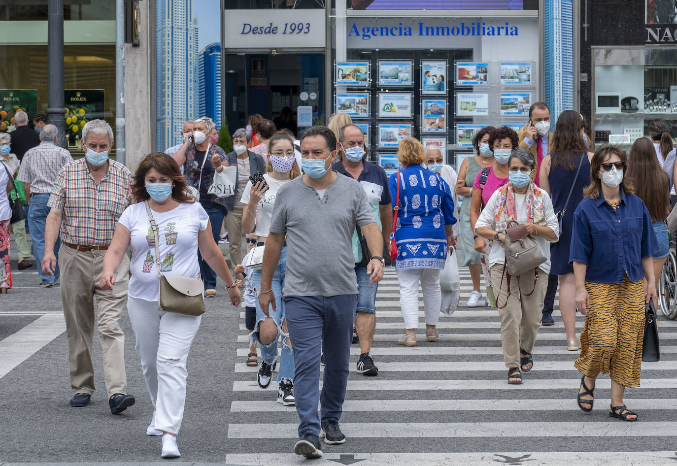 El uso es generalizado en la calle y la policía realiza una labor didactica en estas primeras horas para explicar los supuestos en los que esta obligado su uso desde el miércoles 