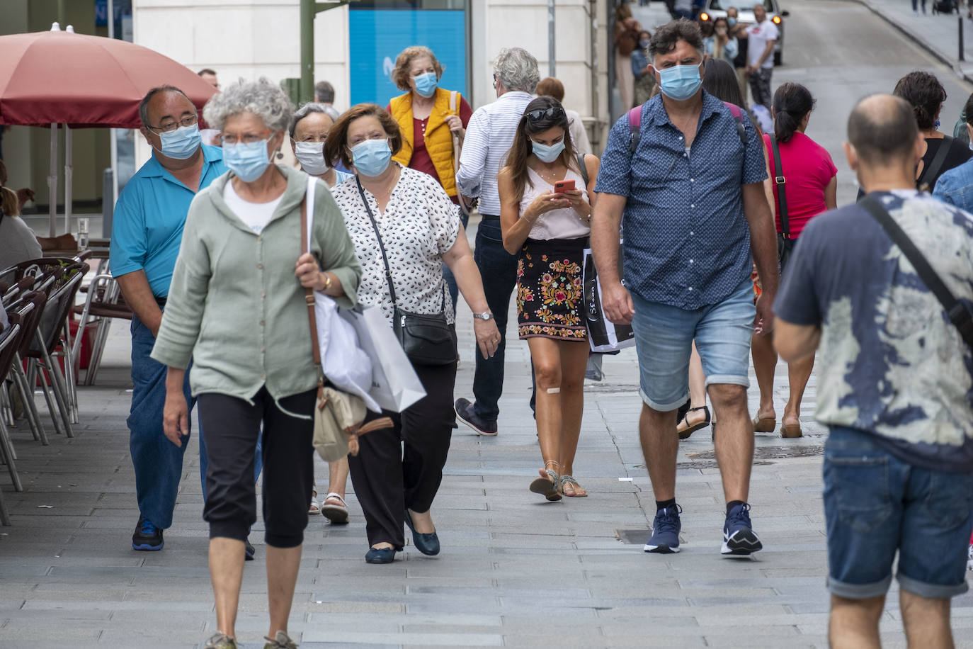 El uso es generalizado en la calle y la policía realiza una labor didactica en estas primeras horas para explicar los supuestos en los que esta obligado su uso desde el miércoles 