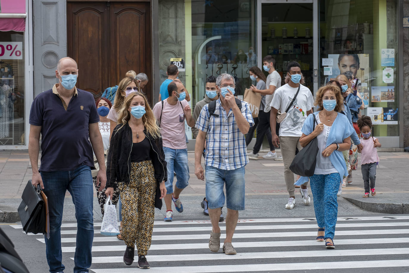 El uso es generalizado en la calle y la policía realiza una labor didactica en estas primeras horas para explicar los supuestos en los que esta obligado su uso desde el miércoles 