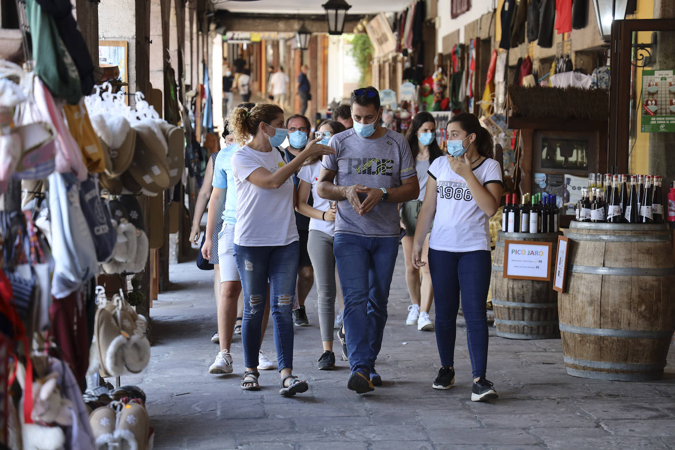 El uso es generalizado en la calle y la policía realiza una labor didactica en estas primeras horas para explicar los supuestos en los que esta obligado su uso desde el miércoles 