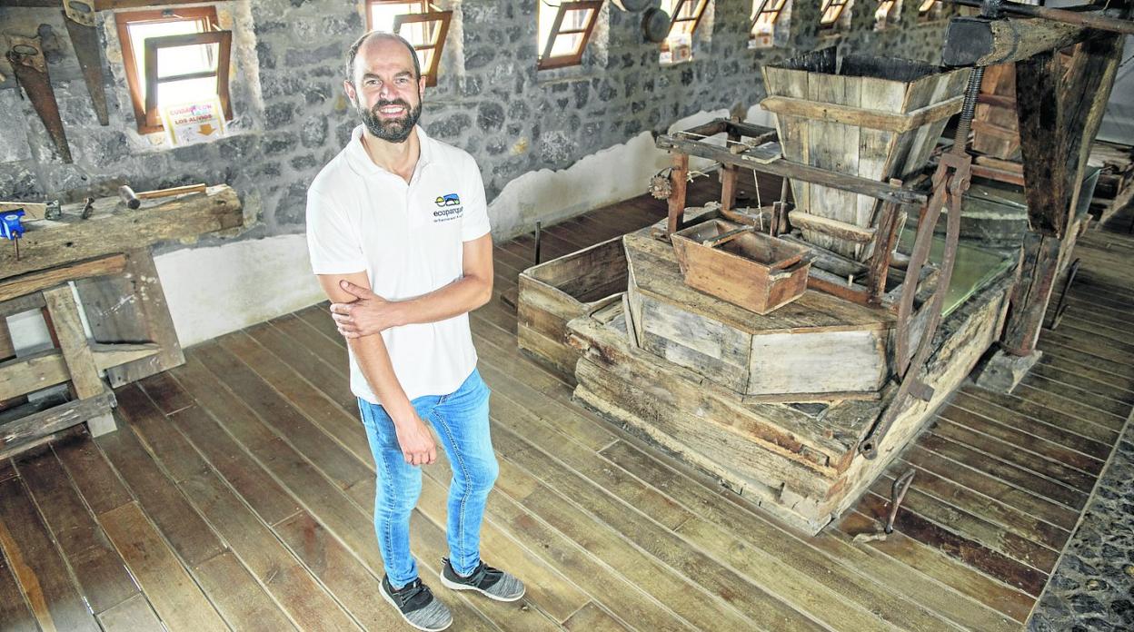 Marco Pérez enseña a los visitantes las entrañas del Molino de Mareas de Santa Olaja, que fue recuperado de las ruinas