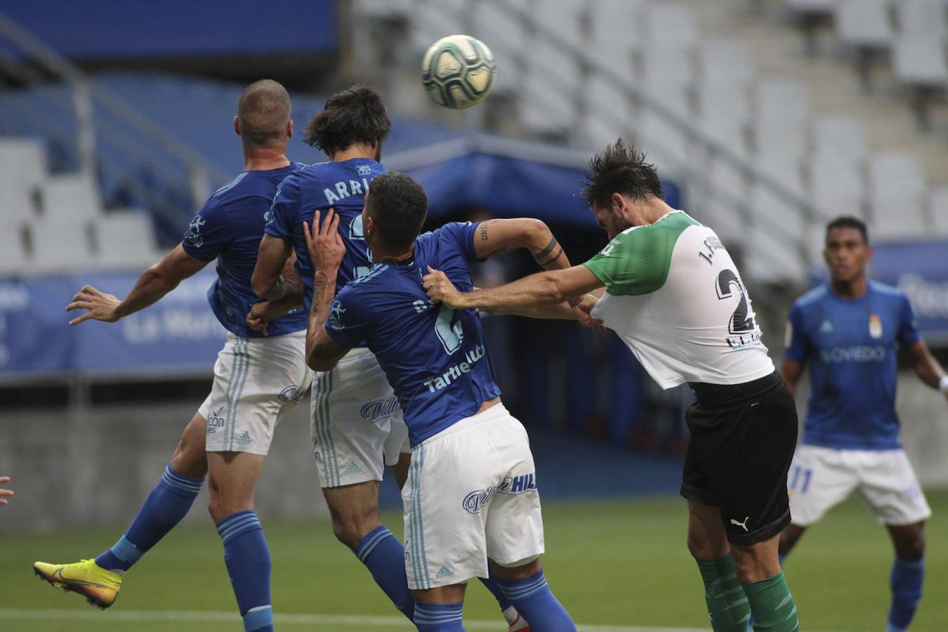 Las imágenes del Oviedo-Racing de la jornada 41 de Segunda División, en la que los cántabros sumaron una nueva derrota.