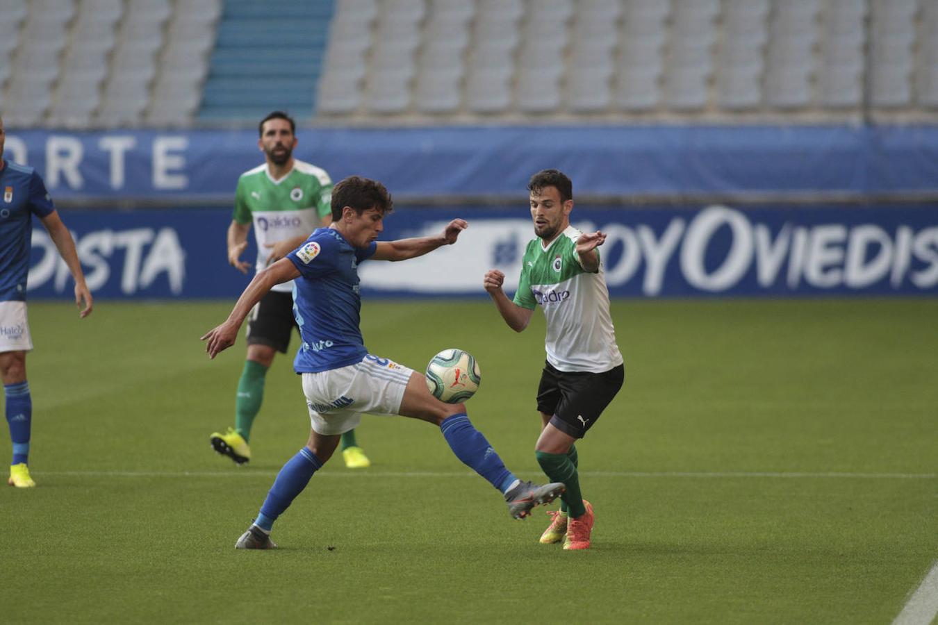 Las imágenes del Oviedo-Racing de la jornada 41 de Segunda División, en la que los cántabros sumaron una nueva derrota.