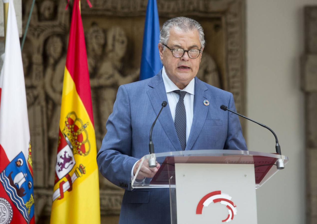 Fotos: Revilla y Joaquín Gómez recogen el premio a los ciudadanos cántabros