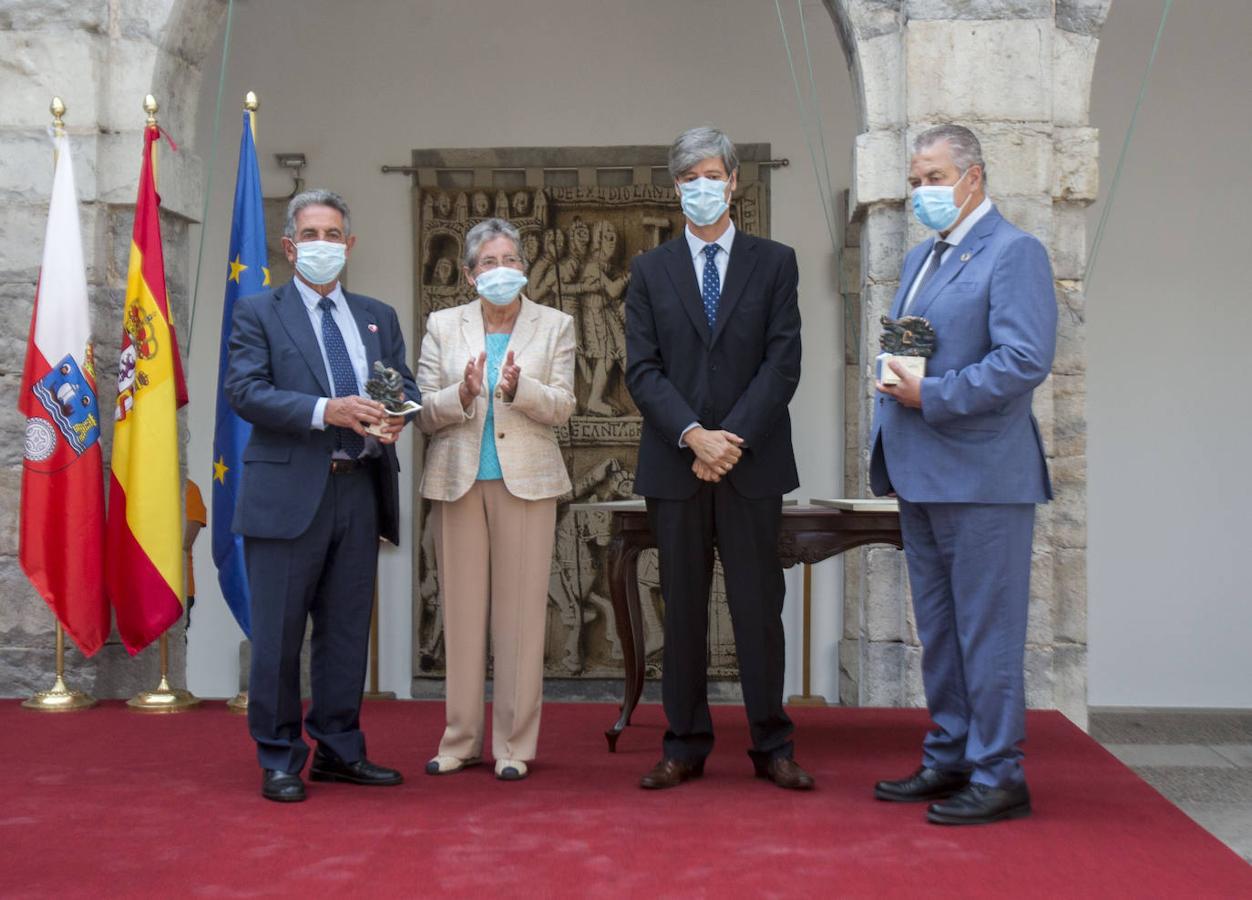 Fotos: Revilla y Joaquín Gómez recogen el premio a los ciudadanos cántabros