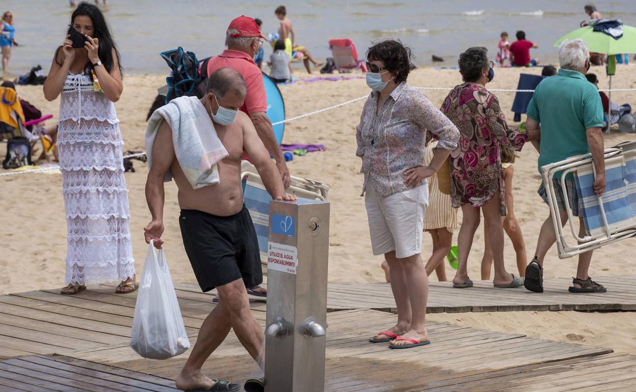 Los accesos a las playas de El Sardinero se mostraron ayer llenos de gente con mascarilla