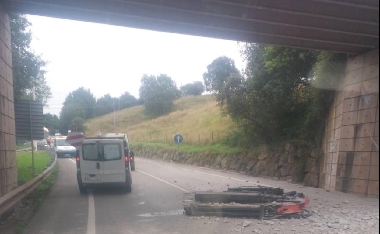 Cerrado un tramo de carretera entre Santander y Sarón al haberse dañado un puente en Villaescusa por un accidente