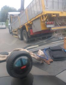 Imagen secundaria 2 - Cerrado un tramo de carretera entre Santander y Sarón al haberse dañado un puente en Villaescusa por un accidente