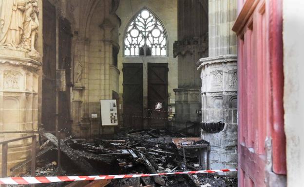 Restos del incendio en la catedral de Nantes.