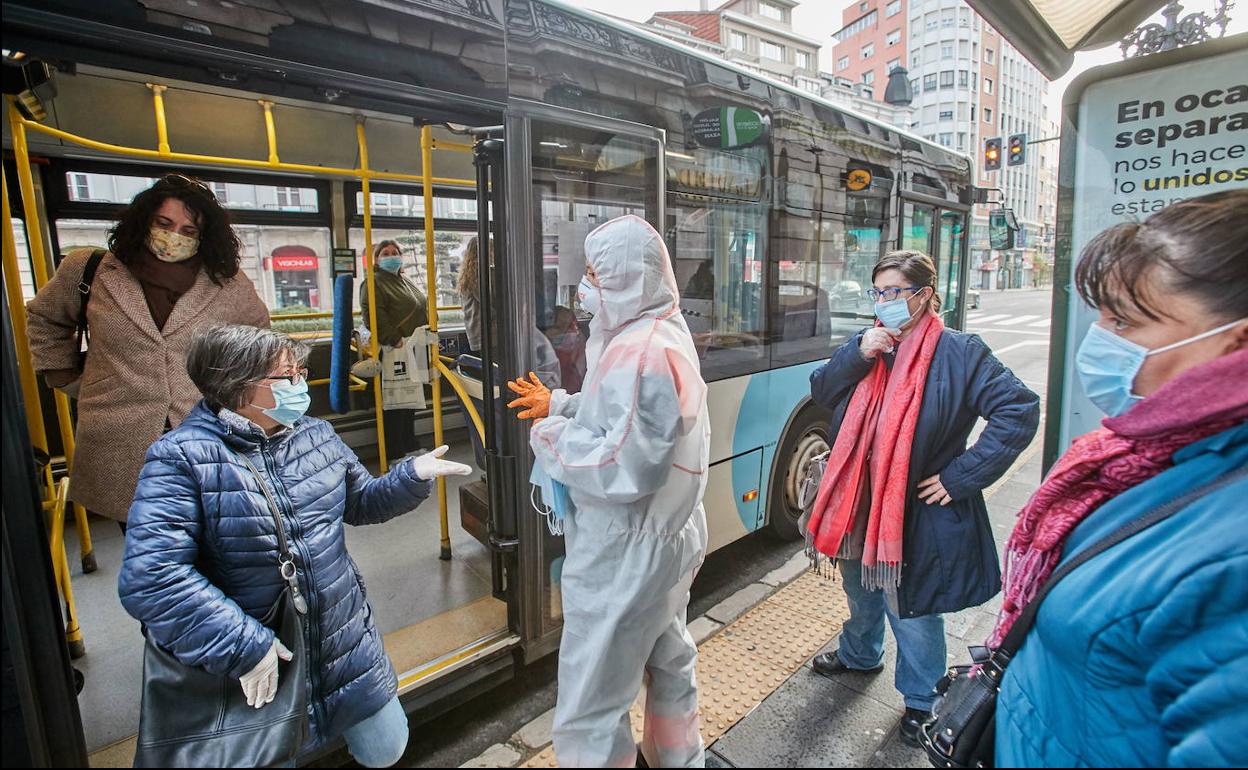 Miembros de Protección Civil y voluntarios repartiendo el pasado mes de abril mascarillas de protección a los ciudadanos de Santander.
