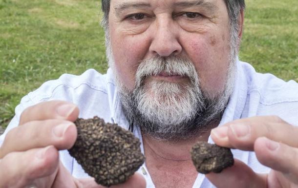 Pepe Mier muestra dos trufas de verano