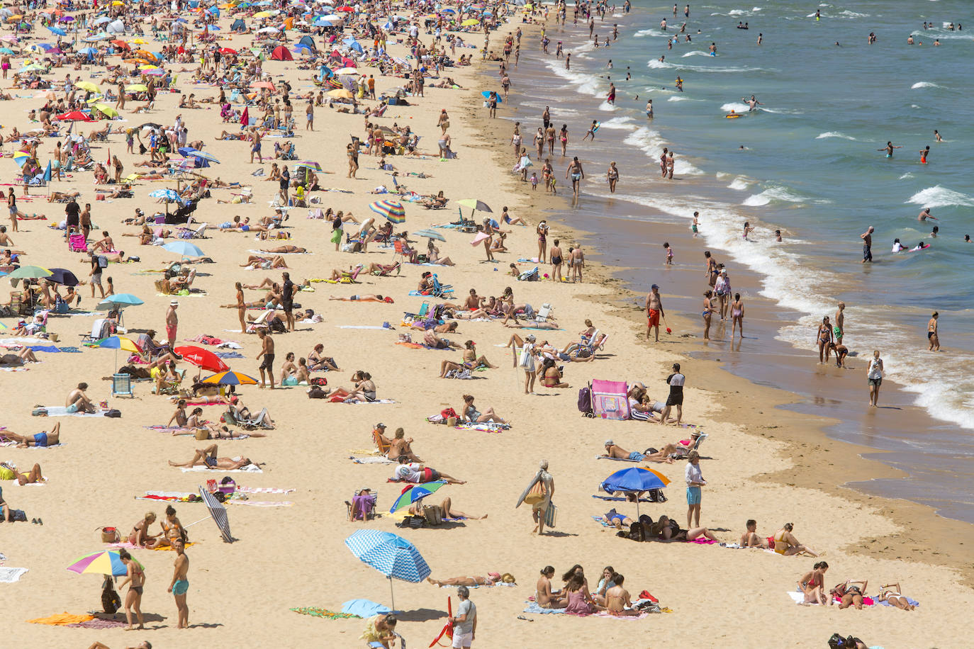 Cientos de bañistas han disfrutado este sábado de las playas de El Sardinero, en una jornada plenamente veraniega marcada por el uso obligatorio de la mascarilla y la restricción de los aforos. En algunos momentos, algunos de los arenales colgaron el cartel de 'completo'.