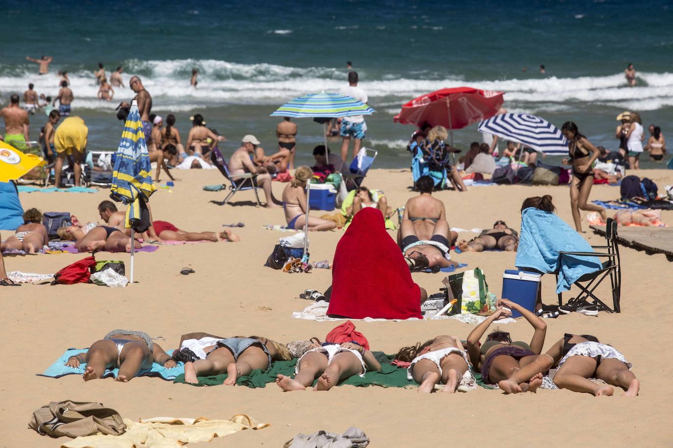 Cientos de bañistas han disfrutado este sábado de las playas de El Sardinero, en una jornada plenamente veraniega marcada por el uso obligatorio de la mascarilla y la restricción de los aforos. En algunos momentos, algunos de los arenales colgaron el cartel de 'completo'.