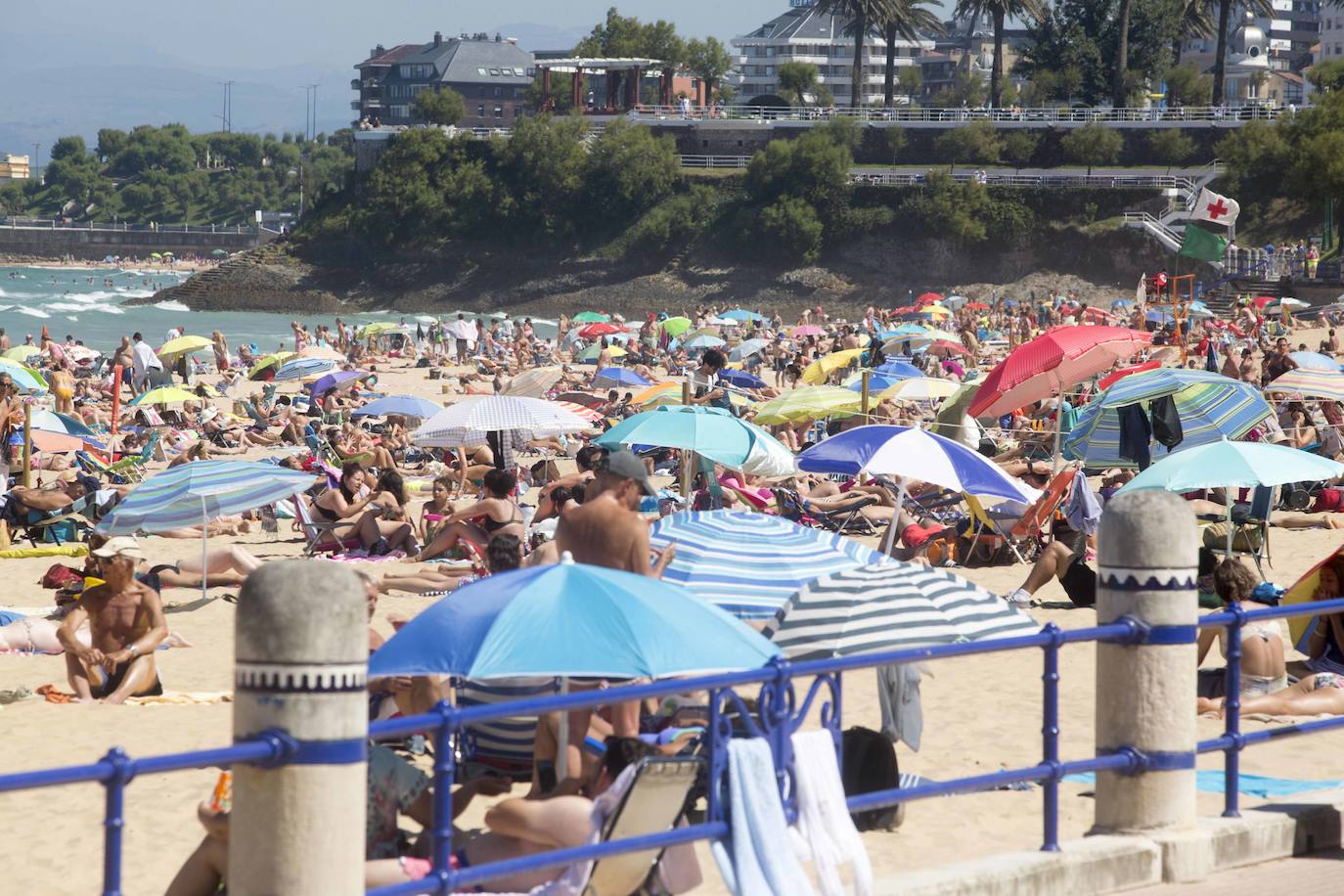 Cientos de bañistas han disfrutado este sábado de las playas de El Sardinero, en una jornada plenamente veraniega marcada por el uso obligatorio de la mascarilla y la restricción de los aforos. En algunos momentos, algunos de los arenales colgaron el cartel de 'completo'.