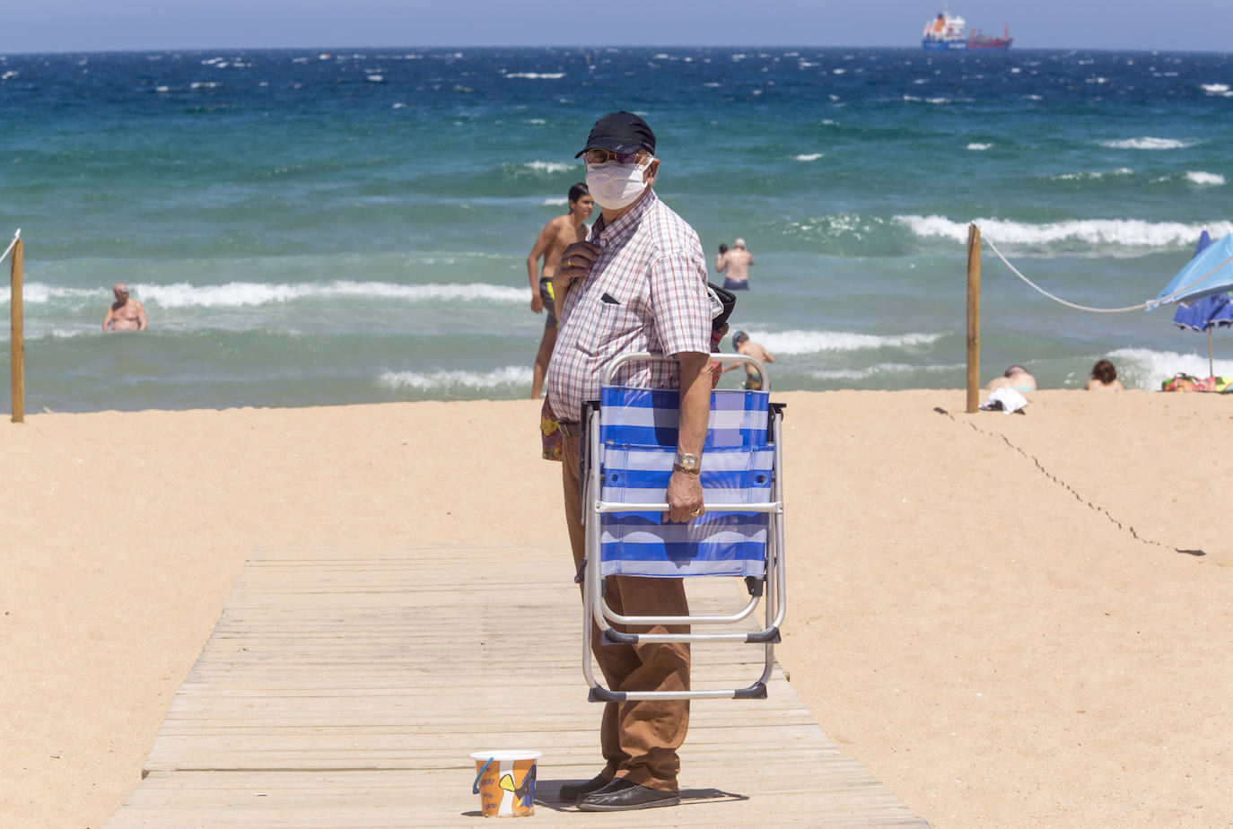 Cientos de bañistas han disfrutado este sábado de las playas de El Sardinero, en una jornada plenamente veraniega marcada por el uso obligatorio de la mascarilla y la restricción de los aforos. En algunos momentos, algunos de los arenales colgaron el cartel de 'completo'.