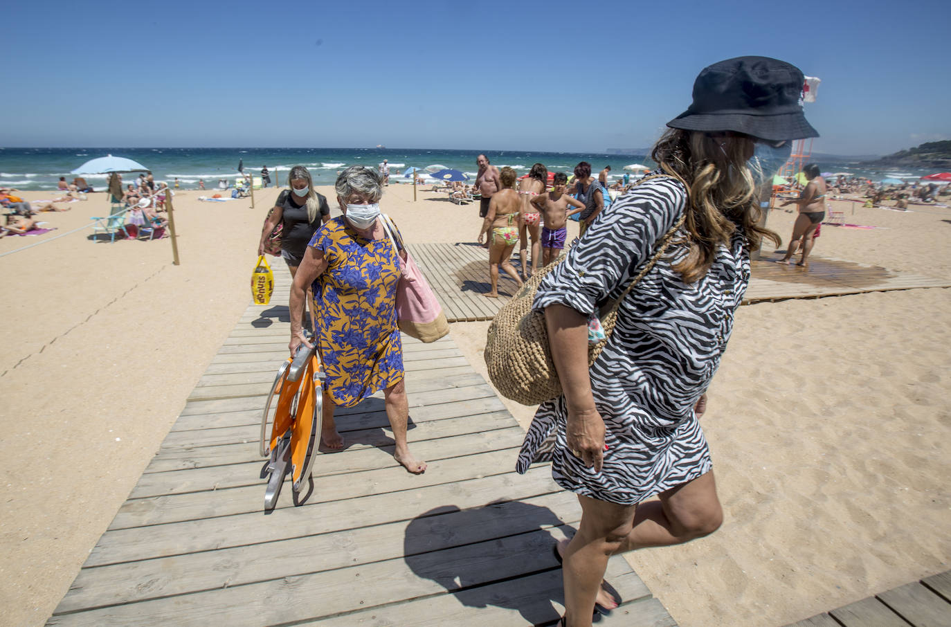 Cientos de bañistas han disfrutado este sábado de las playas de El Sardinero, en una jornada plenamente veraniega marcada por el uso obligatorio de la mascarilla y la restricción de los aforos. En algunos momentos, algunos de los arenales colgaron el cartel de 'completo'.