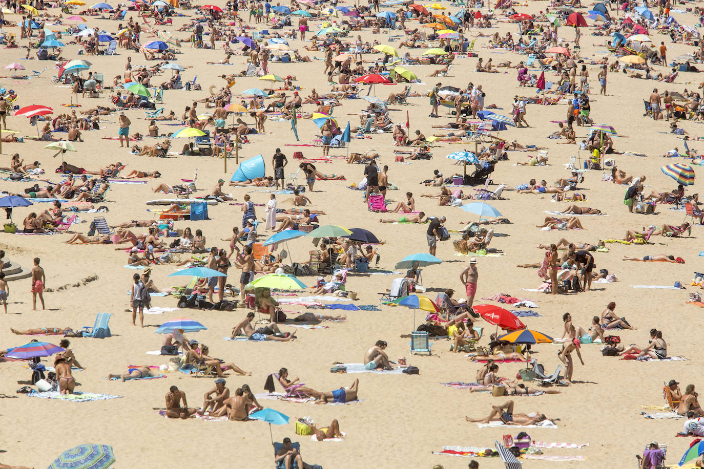 Cientos de bañistas han disfrutado este sábado de las playas de El Sardinero, en una jornada plenamente veraniega marcada por el uso obligatorio de la mascarilla y la restricción de los aforos. En algunos momentos, algunos de los arenales colgaron el cartel de 'completo'.