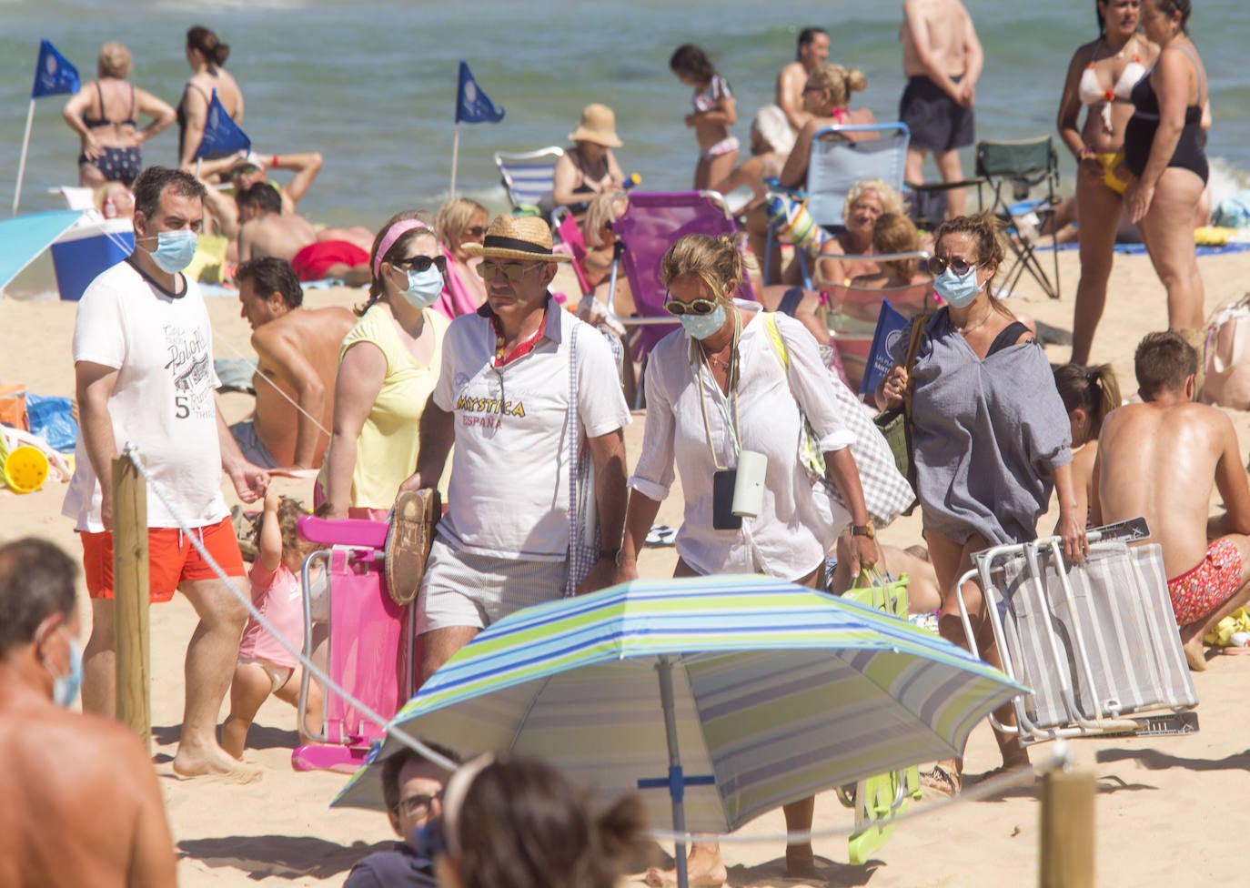 Cientos de bañistas han disfrutado este sábado de las playas de El Sardinero, en una jornada plenamente veraniega marcada por el uso obligatorio de la mascarilla y la restricción de los aforos. En algunos momentos, algunos de los arenales colgaron el cartel de 'completo'.