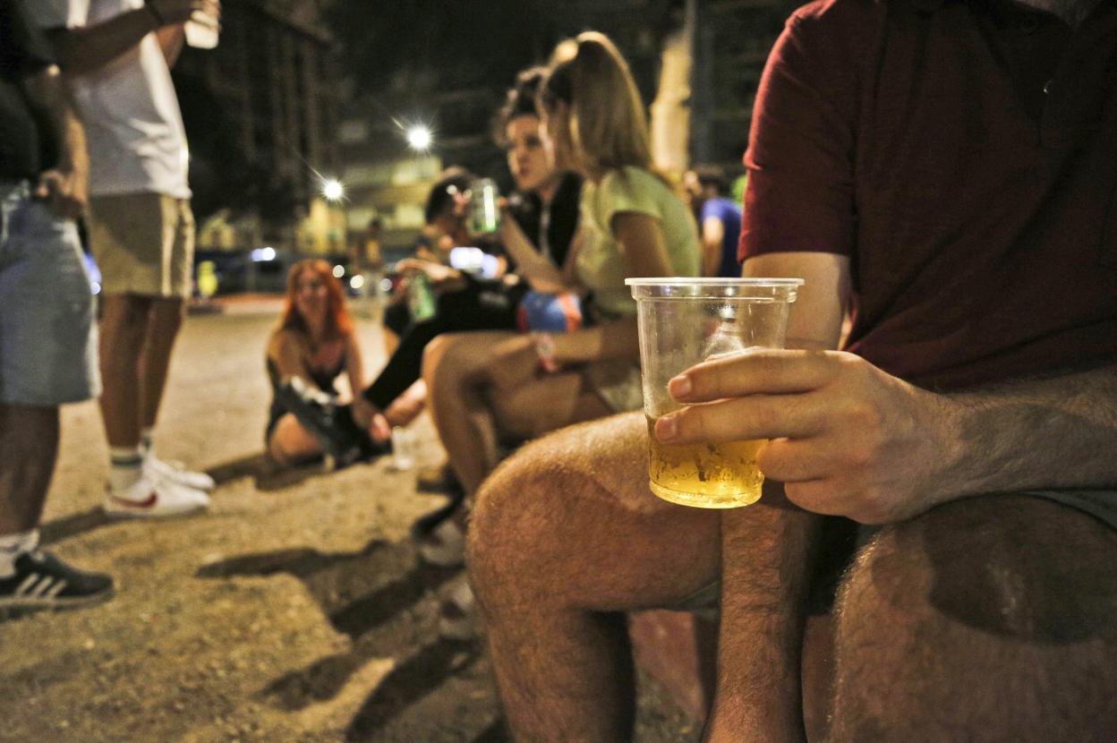 Un grupo de jóvenes celebra un botellón en la calle sin las medidas de seguridad necesarias. Jesús Signes