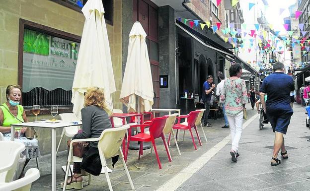 Ambiente de verano en la calle La Rúa, en el casco antiguo castreño. 