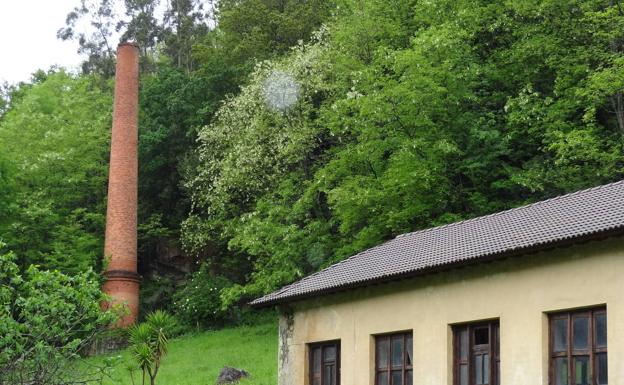 Chimenea de la antigua fábrica Montañesa Textil, en La Cavada. 