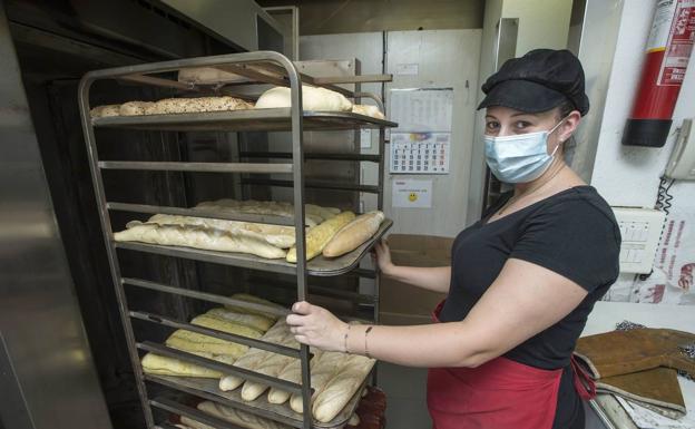 Lucía Bueno, mientras hornea en la panadería Panusa, Santander.