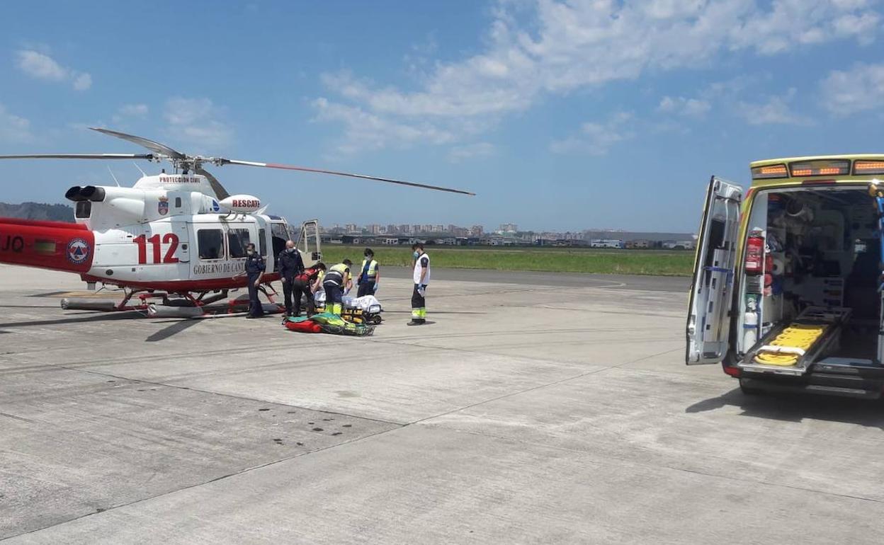 Una vez en el aeropuerto, el hombre fue trasladado a Valdecilla en una ambulancia del 061