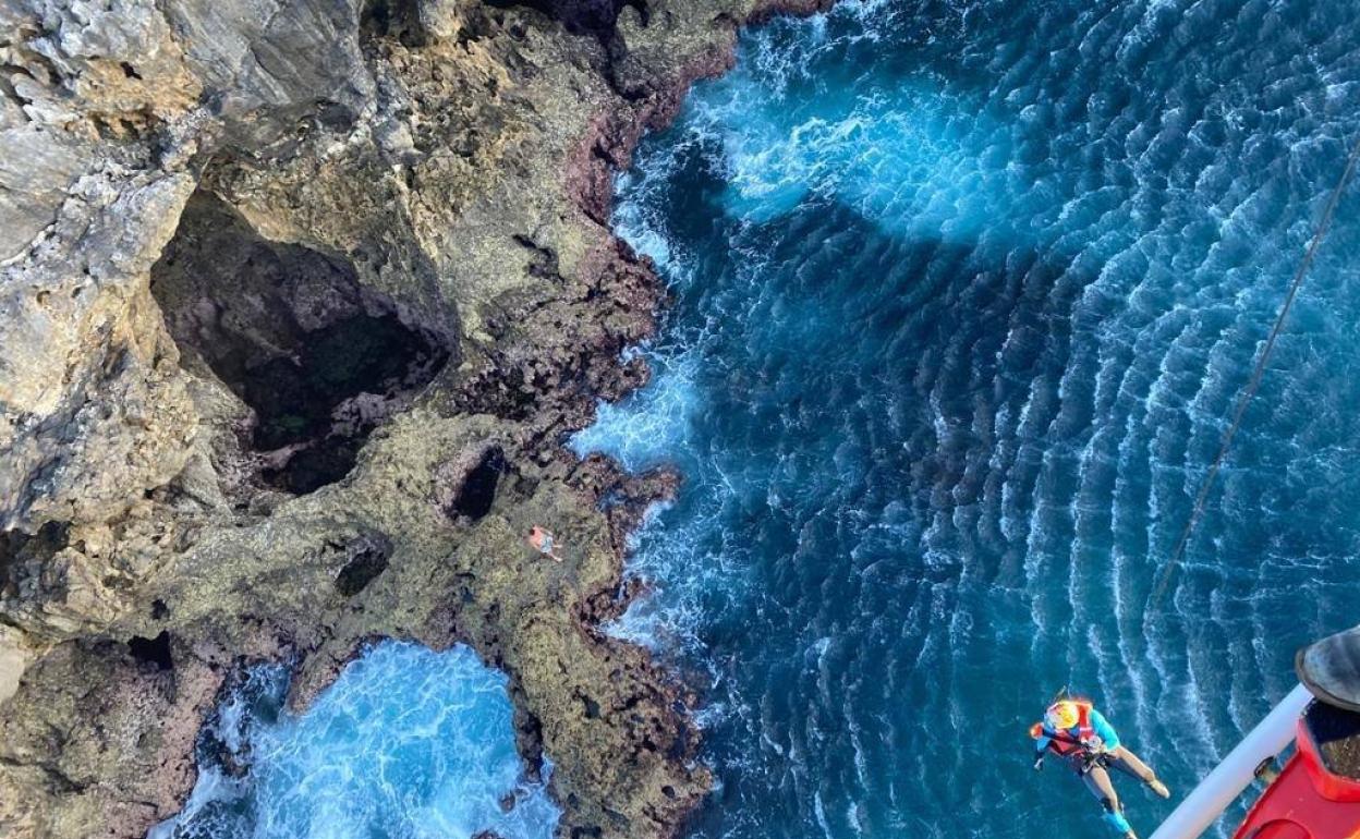 Rescatados en helicóptero dos jóvenes bilbaínos tras volcar su piragua en Isla