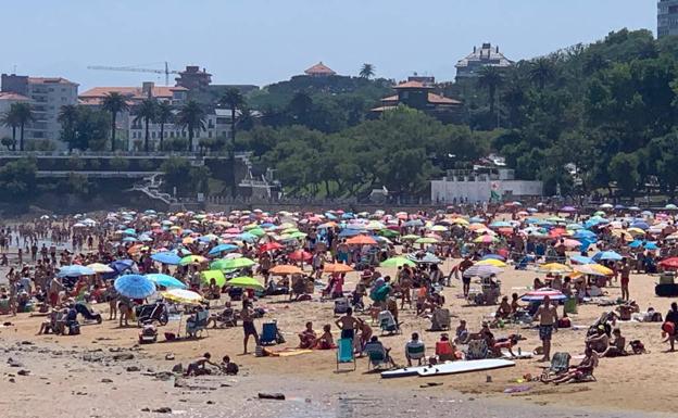 Imagen que presentaba la playa de El Sardinero a las 14.00 horas.