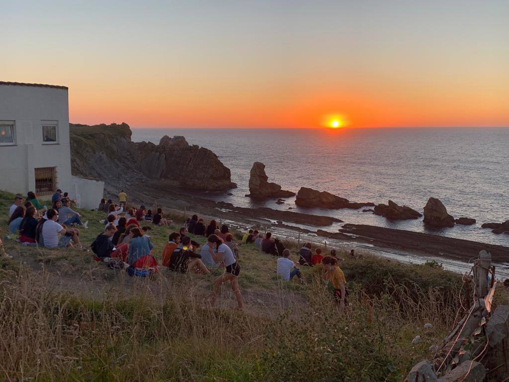 Numerosas personas, muchas de ellas con mascarillas y guardando las distancias, se congregaron ayer en los acantilados de la playa de La Arnía (Piélagos) para contemplar la puesta de sol. Un maravilloso espectáculo que regala la naturaleza en Cantabria.