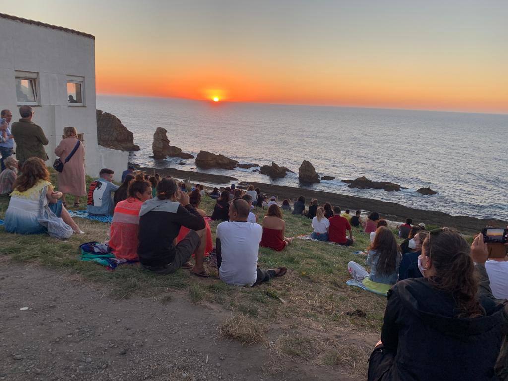 Numerosas personas, muchas de ellas con mascarillas y guardando las distancias, se congregaron ayer en los acantilados de la playa de La Arnía (Piélagos) para contemplar la puesta de sol. Un maravilloso espectáculo que regala la naturaleza en Cantabria.