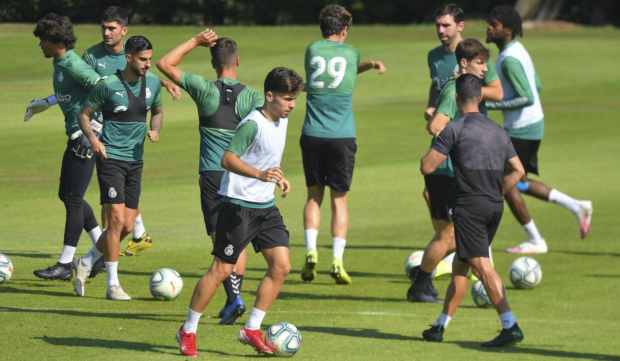 Marco Camus, en primer término, controla el balón en el entrenamiento de ayer del Racing en las Instalaciones Nando Yosu de La Albericia.