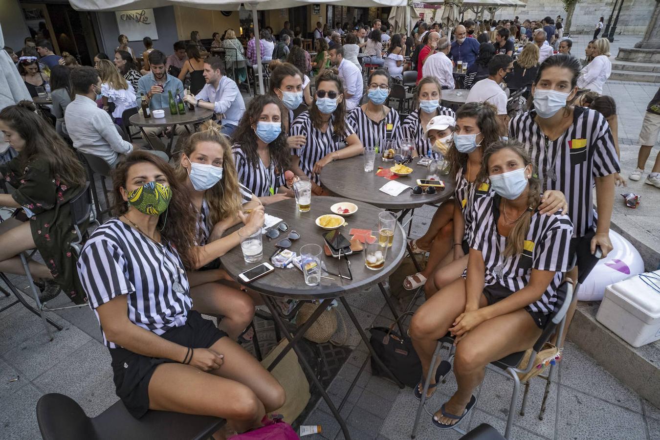 Encontrar una mesa libre en las zonas más concurridas es tarea imposible.