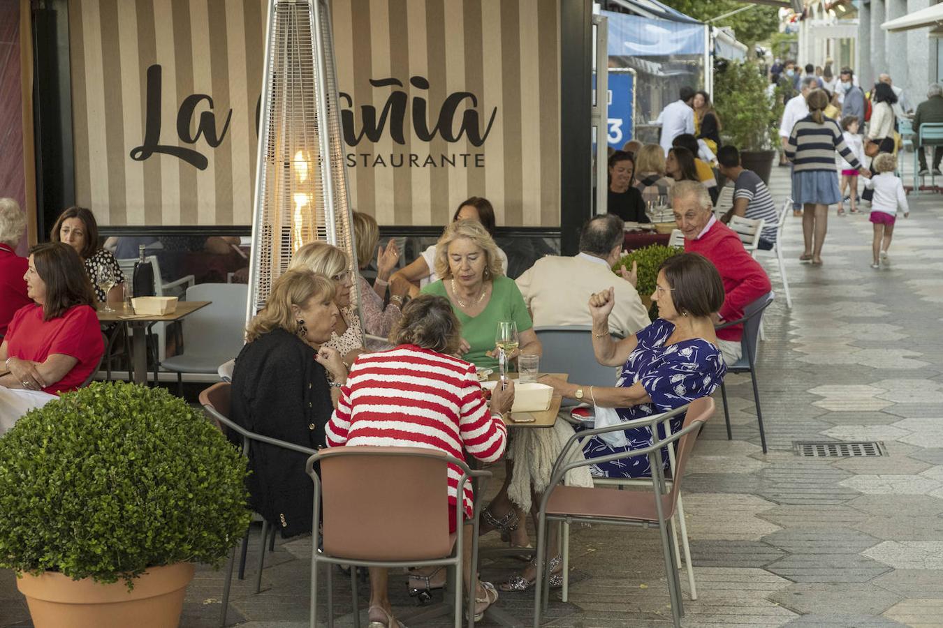 Encontrar una mesa libre en las zonas más concurridas es tarea imposible.