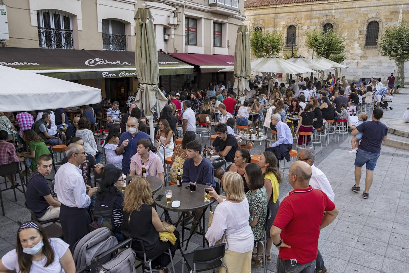 Encontrar una mesa libre en las zonas más concurridas es tarea imposible.