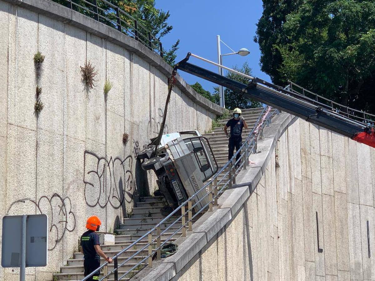 Fotos: Los bomberos han recuperado el vehículo con una grúa