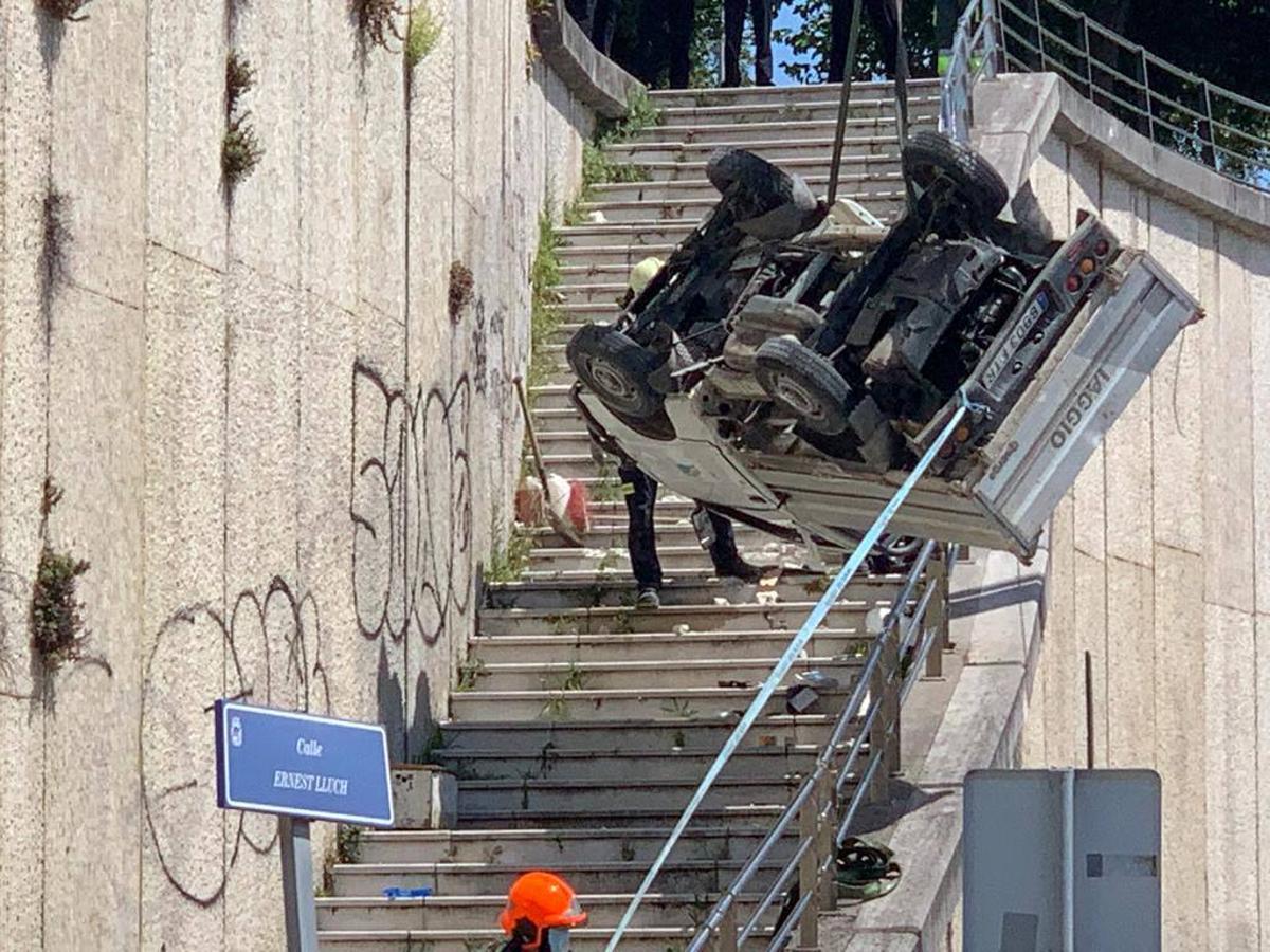 Fotos: Los bomberos han recuperado el vehículo con una grúa