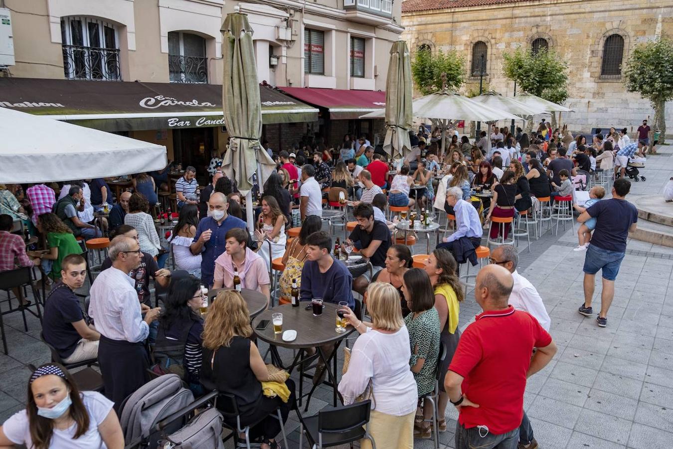 Encontrar una mesa libre en las zonas más concurridas es tarea imposible.