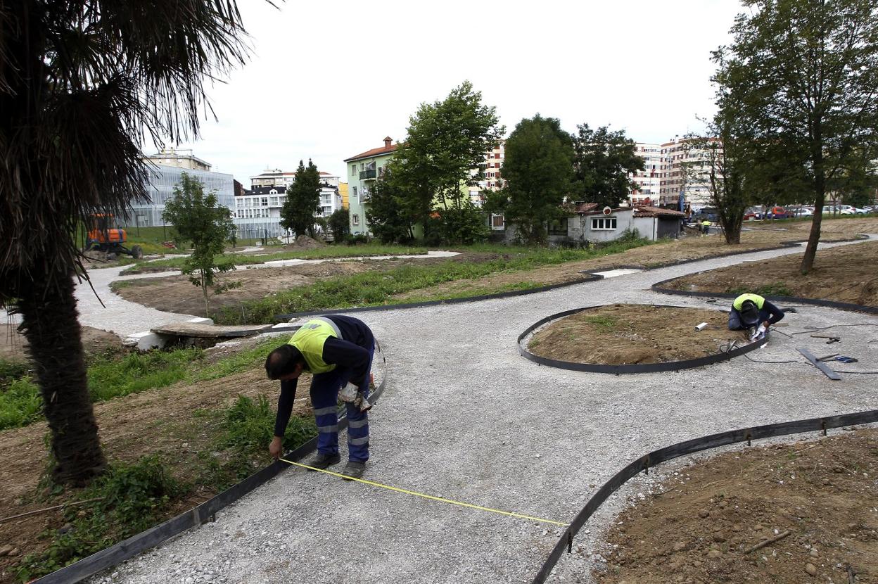 Trabajos de urbanización de la senda peatonal que recorrerá el nuevo espacio. 