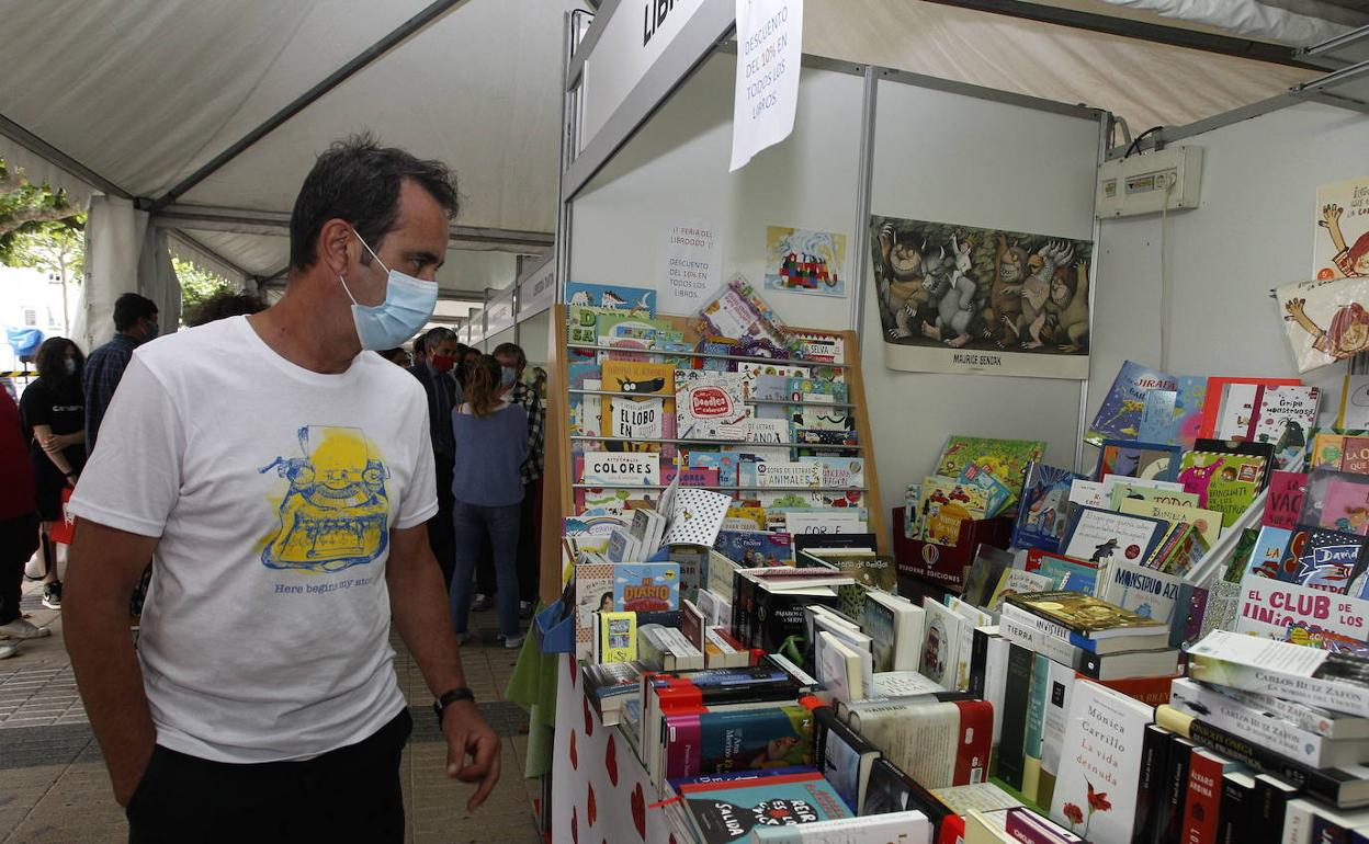 Más de 40 escritores e historietistas participarán en la Feria del Libro de Santander