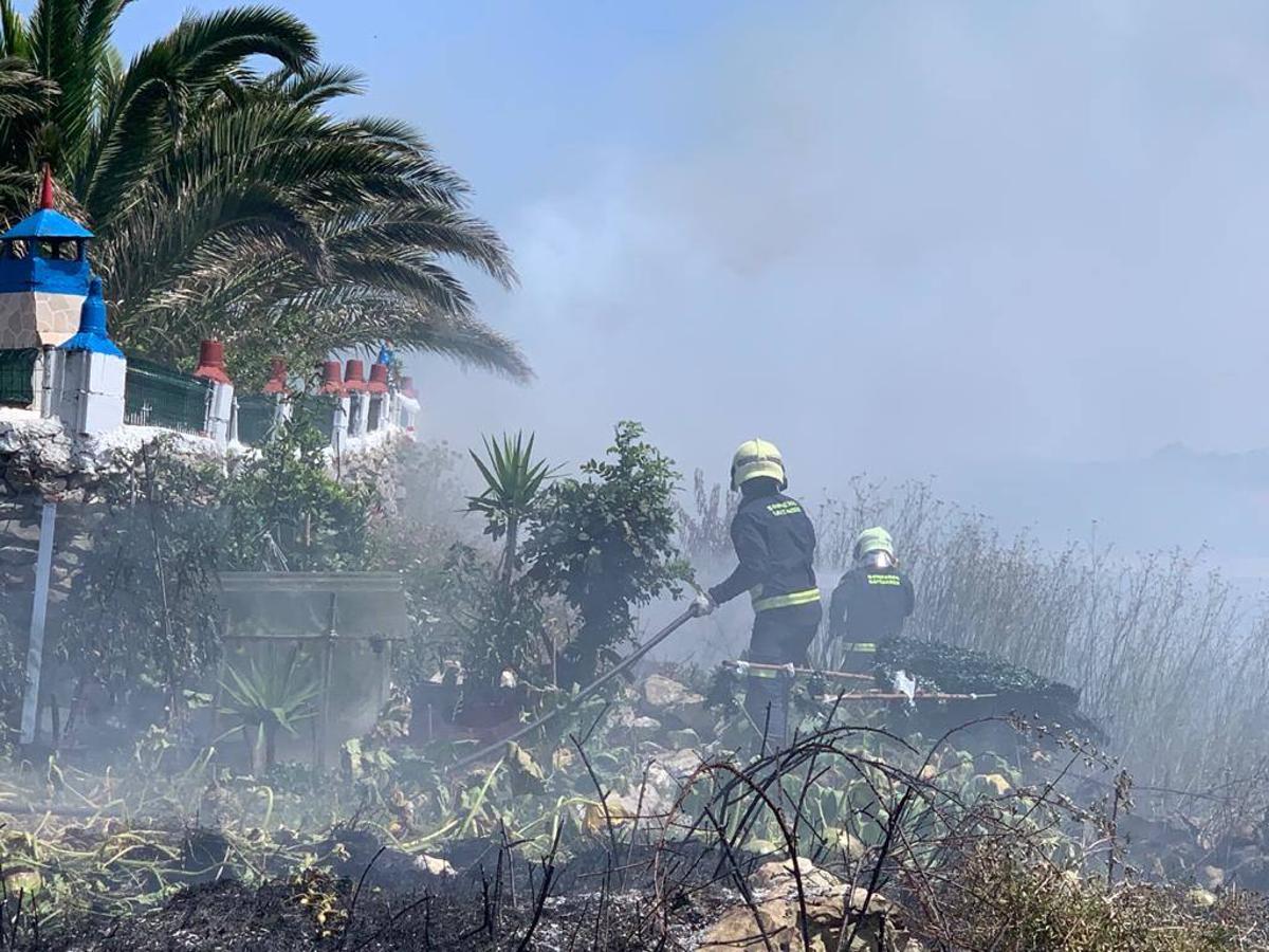 Una quema de rastrojos en Monte se avivó con el azote de fuertes rachas de nordeste, lo que obligó a intervenir a los bomberos de Santander, que sofocaron las llamas que causaron una gran humareda. No ha habido que lamentar daños materiales ni personas,