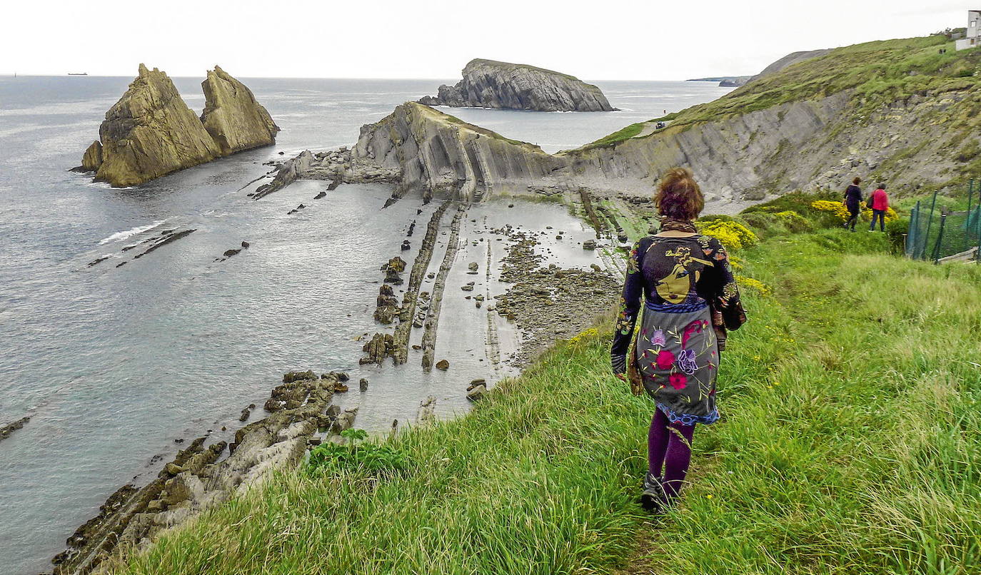 El proyecto 'Geoparque Costa Quebrada' persigue incorporar este área costera a la red mundial de geoparques de la Unesco. Acaba dede salir a información pública en el Boletín Oficial de Cantabria (BOC). SOn 472,66 kilómetros cuadrados, de los que 371,56 corresponden a las áreas terrestres, y los restantes 101,11 a las áreas marinas circundantes en los municipios de Santander, Camargo, Santa Cruz de Bezana, Piélagos, Miengo, Polanco, Suances y Santillana del Mar.